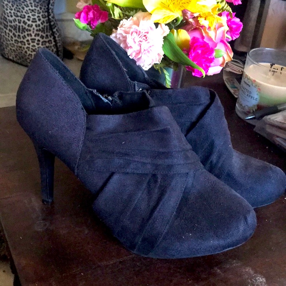 Target heeled suede like booties